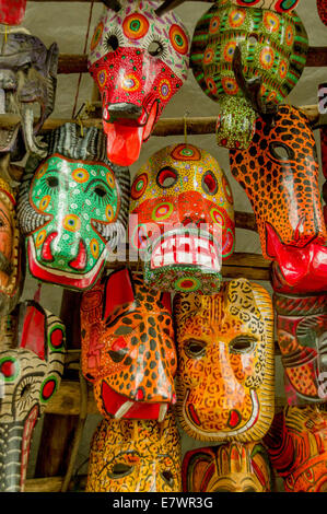 Maya-Holzmasken Guatemala Markt Stockfoto