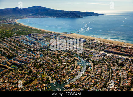 Luftaufnahme, Ferienhäuser mit Liegeplätzen und Kanälen, Marina Empuriabrava, Ampuriabrava, Katalonien, Spanien Stockfoto