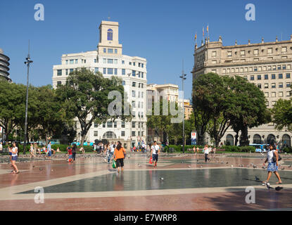 Placa Catalunya Freifläche mit Tauben und Menschen. Barcelona, Spanien am 31. Juli 2012. Stockfoto