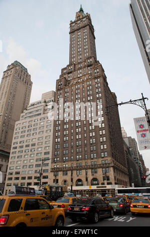 Gelbe Taxis im Verkehr auf der Fifth Avenue in Midtown Manhattan, New York City. Stockfoto