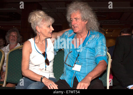 Musiker Brian May von Queen mit Frau Schauspielerin Anita Dobson Teilnahme an der zweiten Ausgabe des Starmus-Festivals im Abama Golf & Spa Resort auf Teneriffa, Kanarische Inseln am September 22, 2014/Bild Allianz Stockfoto