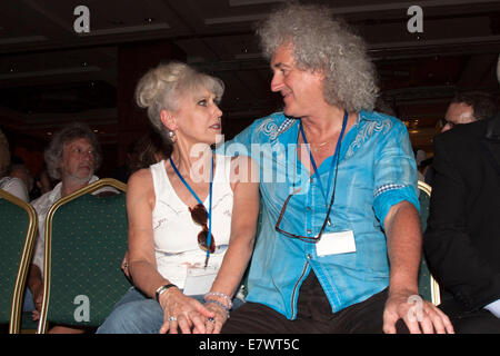 Musiker Brian May von Queen mit Frau Schauspielerin Anita Dobson Teilnahme an der zweiten Ausgabe des Starmus-Festivals im Abama Golf & Spa Resort auf Teneriffa, Kanarische Inseln am September 22, 2014/Bild Allianz Stockfoto