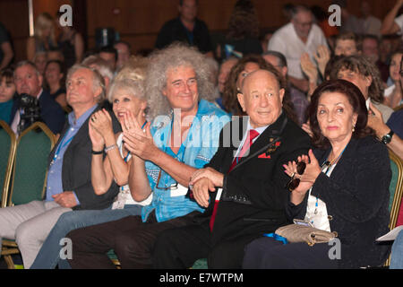 Verhaltensforscher Richard Dawkins, Schauspielerin Anita Dobson, Musiker Brian May von Queen und Kosmonauten Alexej Leonow/Alexei Archipowitsch Leonow und Frau Oksana Leonova Teilnahme an der zweiten Ausgabe des Starmus-Festivals im Abama Golf & Spa Resort auf Teneriffa, Kanarische Inseln am September 22, 2014/Picture Alliance Stockfoto