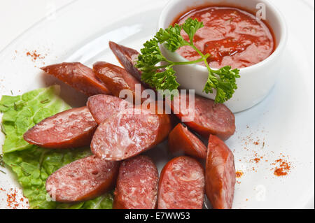 gehackte Würste gebraten mit Gemüse und Gewürzen isoliert auf weißem Hintergrund Stockfoto