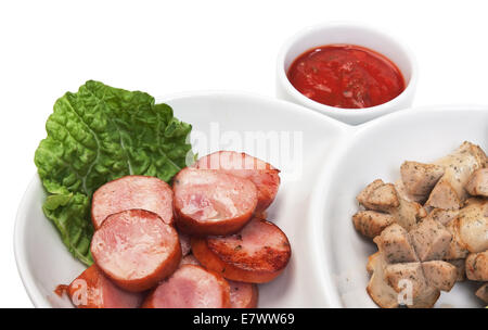 gehackte Würste gebraten mit Gemüse und Gewürzen isoliert auf weißem Hintergrund Stockfoto
