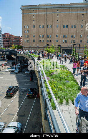 Die Menschen genießen die Sonne auf der High Line Park in New York City. Stockfoto