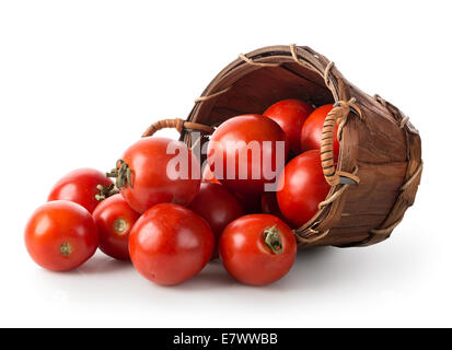 Tomaten in einem Korb auf einem weißen Hintergrund isoliert Stockfoto