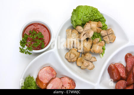 gehackte Würste gebraten mit Gemüse und Gewürzen Stockfoto