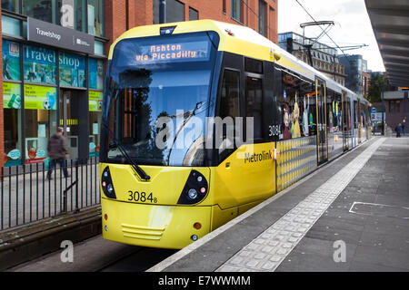 Manchester Metrolink Straßenbahn, Trolleybus, Trolleybusse  Transport Links Pendler & öffentliche Verkehrsmittel, Manchester Piccadilly Gardens Straßenbahn Stockfoto