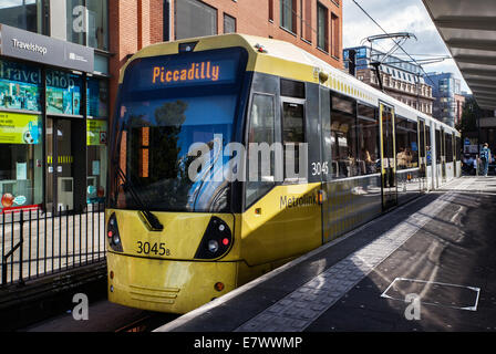 Piccadilly Gradens Manchester Metrolink Transport Links Pendler & öffentlicher Verkehr, Manchester Piccadilly Gardens Tram Station, Großbritannien Stockfoto