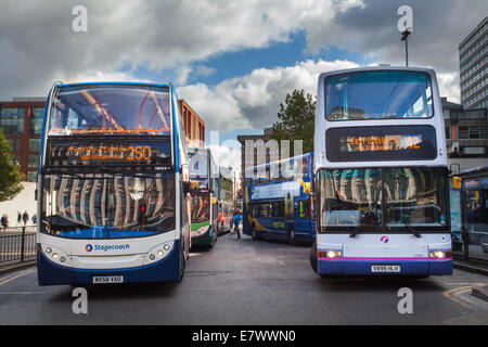 32899 Dennis Trident Body Plaxton H43/28F & 19455 MX58 VAO Doppeldeckerbusse im Verkehr an der Manchester Piccadilly Bus & Tram Station, Großbritannien Stockfoto