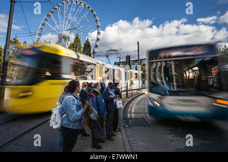 Manchester Metrolink Trams & Piccadilly Gardens Busbahnhof. Verkehr, Passagiere und Busverbindungen, Manchester Piccadilly Bus- und Straßenbahnhaltestelle. GROSSBRITANNIEN Stockfoto