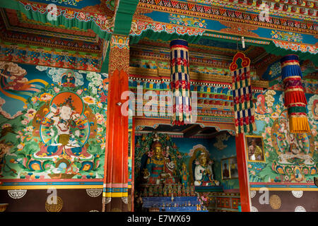 Ost Bhutan, Trashigang, Rangjung Wösel Choeling Kloster Interieur, Altar und dekorierten Wände Stockfoto