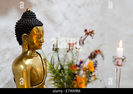 Buddha sitzt in der Meditation - buddhistischen Schrein, Buddhismus Stockfoto