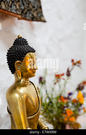 Buddha sitzt in der Meditation - buddhistischen Schrein, Buddhismus Stockfoto