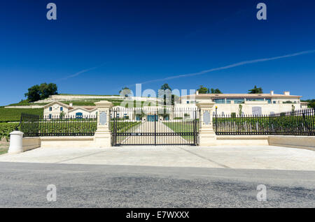 Eingangstor zum Chateau Pavie, ein Grand Cru Classe Premiere Wein in St. Emilion, Bordeaux, Frankreich Stockfoto