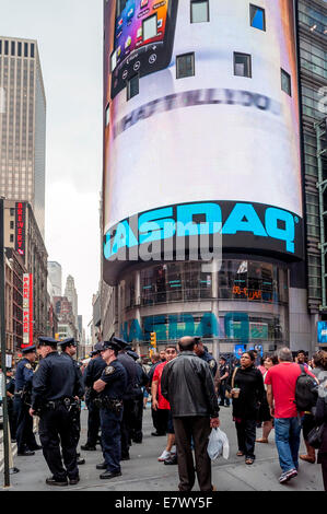 Polizei sorgen für Sicherheit für die Millionen von Besuchern nach Times Square New York Stockfoto