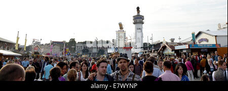 München, Deutschland. 24. Sep, 2014. Menschen drängen sich in Oktoberfest in München, Deutschland, 24. September 2014. Foto: FELIX HOERHAGER/Dpa/Alamy Live News Stockfoto