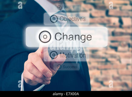 Geschäftsmann, ein Konzept auf die Schaltfläche "ändern" drücken. Stockfoto