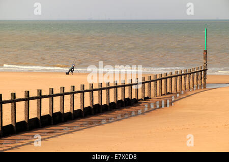 Wellenbrecher, Prestatyn Strand mit Offshore-Windpark North Hoyle in Liverpool Bay am Horizont, Denbighshire, North Wales, UK Stockfoto