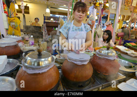 Bangkok, Thailand - 27. März 2014: Frauen machen Süßigkeiten auf einem Markt in Bangkok, Thailand. Stockfoto