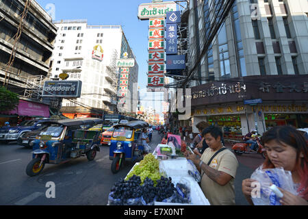 Bangkok, Thailand - 27. März 2014: Obst-Verkäufer in einer Straße in Chinatown in Bangkok, Thailand Stockfoto