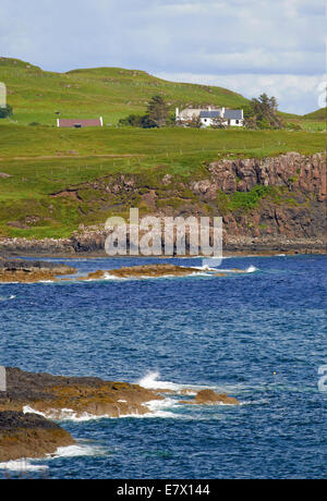 Crofts an der Bucht von Loch Bharcasaig in der Nähe von Dunvegan auf der Isle Of Skye, Schottland. Stockfoto