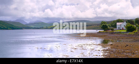 Eine kleine weiße Croft am Ufer des Loch Harport, Carbost, auf der Isle Of Skye. Stockfoto