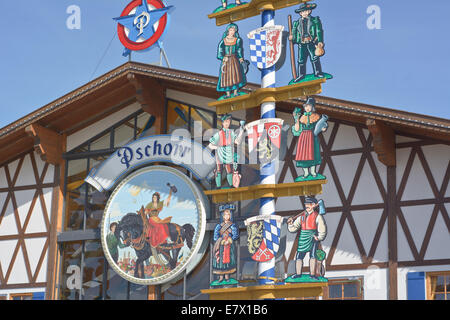 MÜNCHEN, DEUTSCHLAND – SEPT. 19, 2014: Hacker-Pschorr-Zelt mit Oktoberfest Dekorationen vor der Eröffnungsfeier. Stockfoto