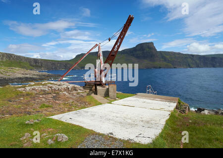 Ein Kran über aussehende Moonen Bucht, landschaftlich Punkt auf der Isle Of Skye, Schottisches Hochland, Schottland. Stockfoto