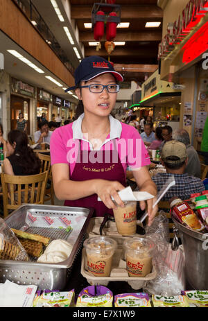 Vietnamese-American Vietnamese-American, Frau, erwachsene Frau, Food Court, Asian Garden Mall, Westminster, Orange County, Kalifornien Stockfoto
