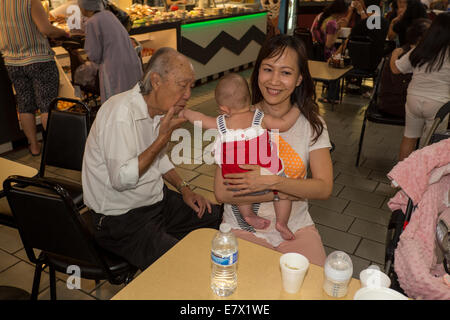Vietnamese-Americans, Vietnamese-Americans, Mutter, Baby, Tochter, Großvater, Asian Garden Mall, Westminster, Orange County, Kalifornien Stockfoto