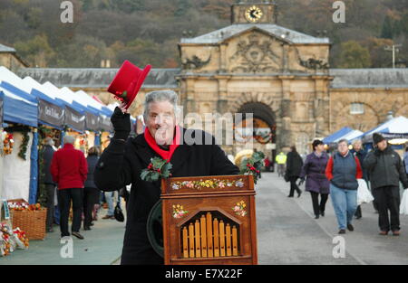 Drehorgelspieler, unterhält Patrick Cooke in Chatsworth Weihnachtsmarkt, Chatsworth House, Peak District, England, UK Stockfoto