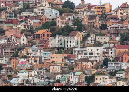 Blick auf den dicht gedrängten Häusern auf einem der vielen Hügel von Antananarivo, der Hauptstadt Madagaskars Stockfoto