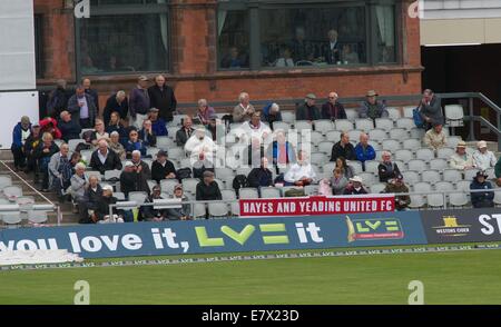 Manchester, UK. 25. Sep, 2014. Middlesex Unterstützer sitzen hinter ein Fußball-Club-Banner in der Members' Section des Pavillons im Old Trafford Emirate... Lancashire V Middlesex County Cricket Manchester, UK Credit: John Fryer/Alamy Live News Stockfoto