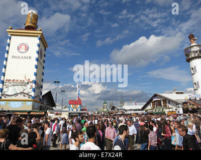 Szene aus der jährlichen Kirmes - auch bekannt als Wiesn - Oktoberfest am 20. September 2014 in München - Bayern - Deutschland. Stockfoto