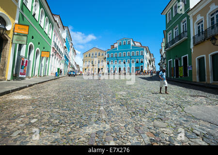 Brasilien, Salvador, Menschen in Pelourinho Platz, im Hintergrund das Hausfundament Jorge Amado Stockfoto