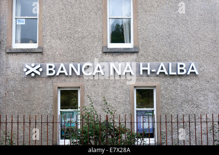 Schottisch-Gälisch Zeichen für die Bank of Scotland in den äußeren Hebriden. Stockfoto