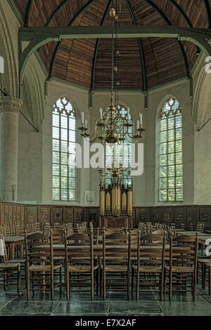 Innenraum der St. Nicholas Church, bekannt als die große Kirche, Monnickendam, Nordholland, Niederlande. Stockfoto