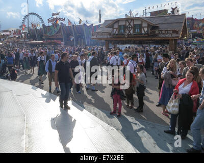 Szene aus der jährlichen Kirmes - auch bekannt als Wiesn - Oktoberfest am 20. September 2014 in München - Bayern - Deutschland. Stockfoto