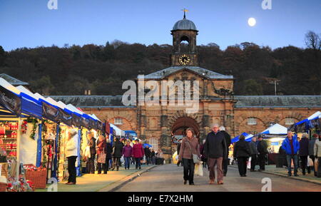 Der Weihnachtsmarkt in vollem Gange außerhalb der Ställe auf dem Gelände des Chatsworth House, Peak District, Derbyshire England Großbritannien Stockfoto