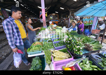 Samut Sakhon, Thailand - 31. März 2014: Menschen Sie verkaufen Gemüse auf dem Markt in Samut Sakhon, Thailand Stockfoto