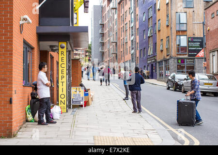 Studenten, die in Sheffield University Unterkunft in Sheffield, South Yorkshire England Großbritannien ankommen Stockfoto