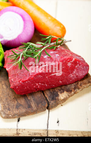 frisches rohes Rindfleisch schneiden bereit, Kochen mit Gemüse und Kräutern Stockfoto