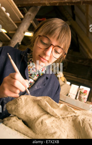 Artist in Residence an einem Hase Skulptur an einem lokalen Töpferei, Farnham, Surrey, Großbritannien. Stockfoto