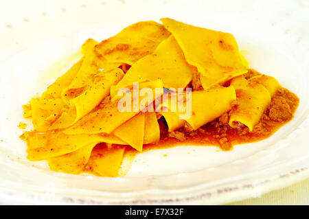 Italienische Pasta von hand gefertigt mit Wildschweinragout Stockfoto