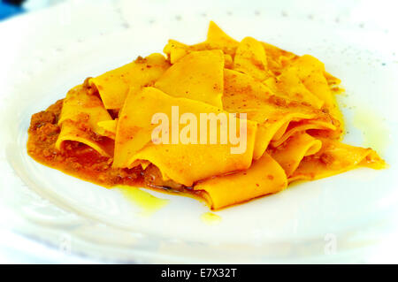 Italienische Pasta von hand gefertigt mit Wildschweinragout Stockfoto