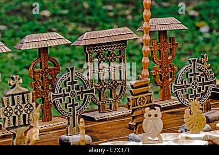 Dekorative Holz geschnitzt traditionell Rumänisch und zum Verkauf ausgesetzt. Stockfoto