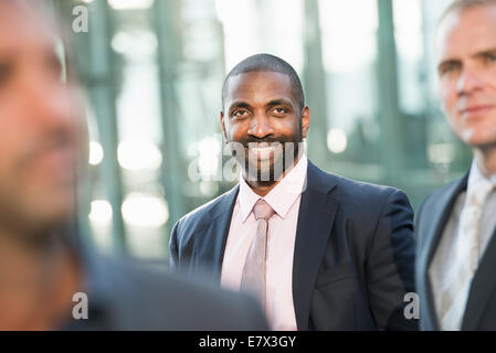 Drei Menschen, Geschäftsleute im Freien. Stockfoto