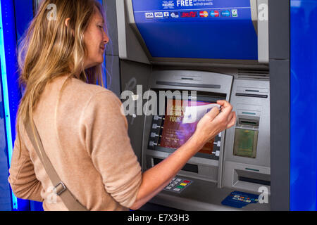 Ein junge Frauen eine Halifax ATM Geldautomat Stockfoto